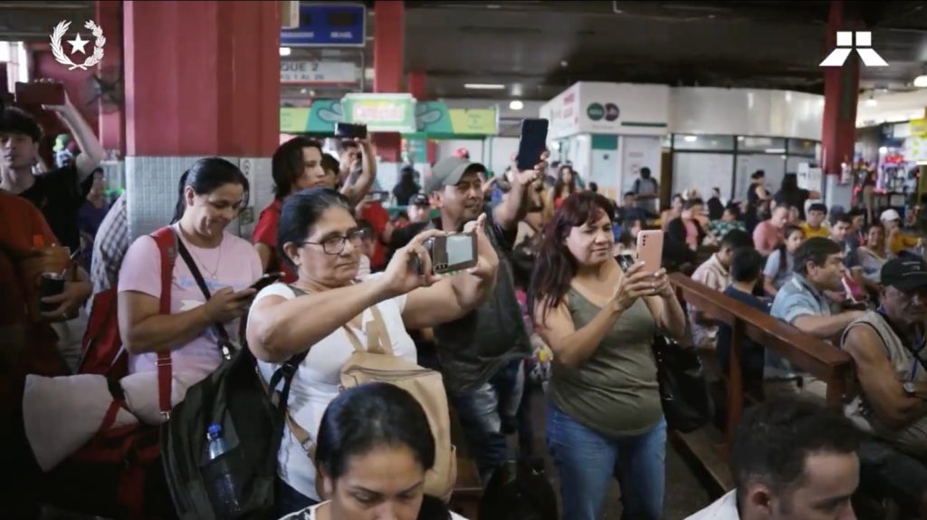 VÍDEO: Ação da Itaipu emociona paraguaios na rodoviária de Assunção