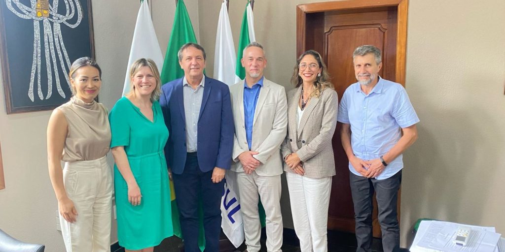 Prefeito recebe Comissão da União Européia para alinhar reunião do G20 em Foz 1 postes 1