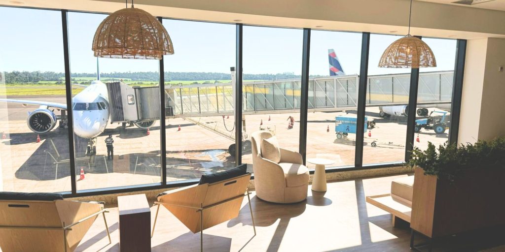 Aeroporto de Foz ganha nova sala VIP com panorâmica para pista de pousos e decolagens