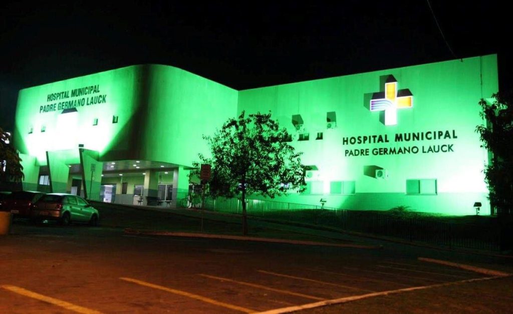 Em Foz, Roda-Gigante e Hospital Municipal recebem iluminação especial em alusão ao ‘Abril Verde’