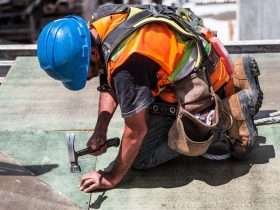 Entre as oportunidades estão ajudante de açougueiro, auxiliar de cozinha, carpinteiro, cozinheiro, camareira e vendedor… Abaixo a lista completa!