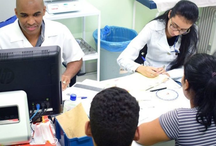 Unidades de saúde ampliam atendimento até as 22 horas para casos suspeitos de dengue, em Foz