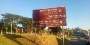 Placas turísticas traduzidas para o inglês e o espanhol podem se tornar obrigatórias no Paraná