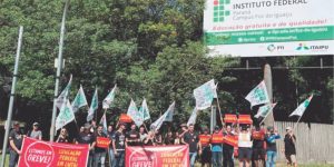 IFPR e UNILA promovem ato unificado em defesa da educação pública federal