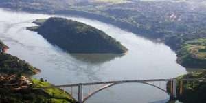 Como é cruzar Ponte da Amizade a pé?