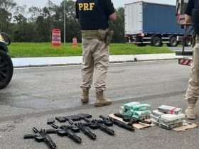 PRF apreende fuzis e cocaína na região metropolitana de Curitiba