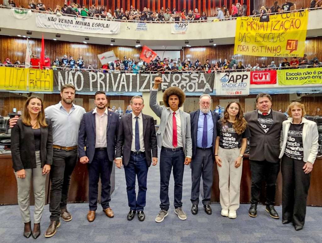 Deputados recorrem ao STF para suspender terceirização de escolas públicas no Paraná 2 Deputados recorrem ao STF para suspender terceirização de escolas públicas no Paraná