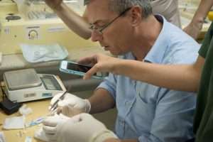Dr. Lorenzo Crosta realizando um nascimento assistido de mutum-de-alagoas em 2015 no Parque das Aves