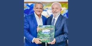 Lula recebe livro Mata Atlântica e recorda viagens ao litoral do Paraná