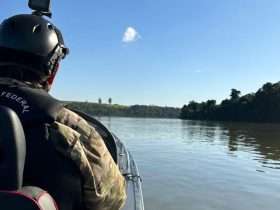 PF resgata barco com pescadores à deriva no lago de Itaipu