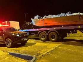 VÍDEO: Embarcação lotada de cigarros contrabandeados é apreendida pela PF no Lago de Itaipu