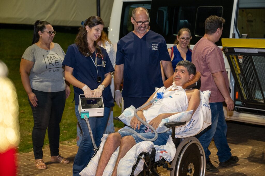 Morador de Foz com mobilidade comprometida realiza desejo de visitar o Natal da Itaipu