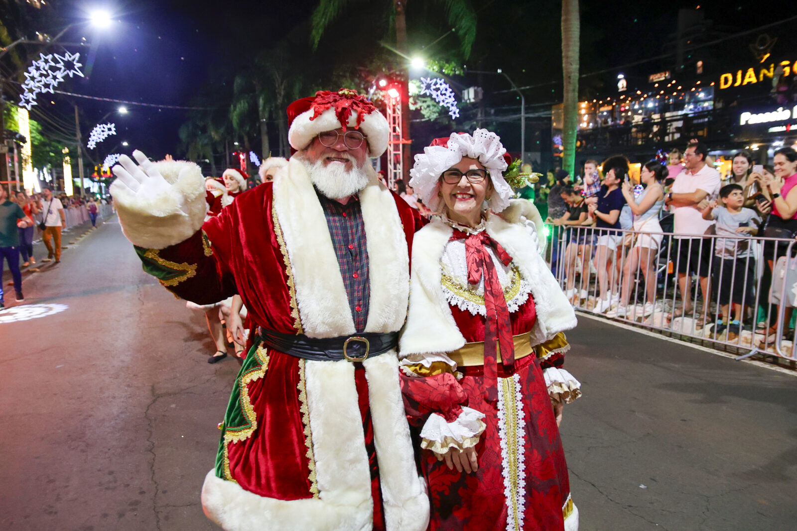 Depois da Black Friday, temas natalinos ganham as ruas e o comércio de Ciudad del Este 1 PARADA DE NATAL 0812 CHRISTIAN RIZZI 113