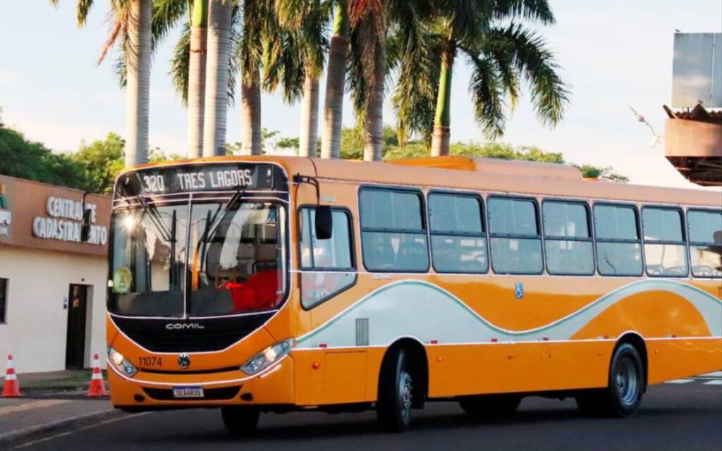 Ônibus do Papai Noel da VISAC começa a circular por Foz 2 onibus papai noel