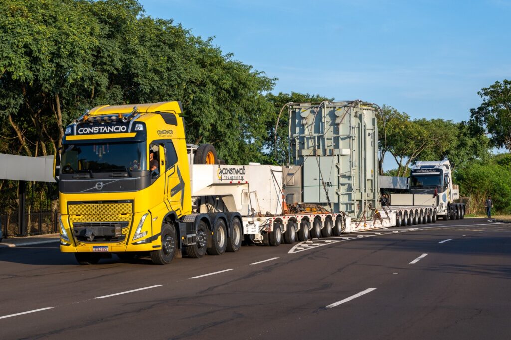 Caminhão com peça gigante da Itaipu passa por Francisco Beltrão, nesta terça-feira (21)