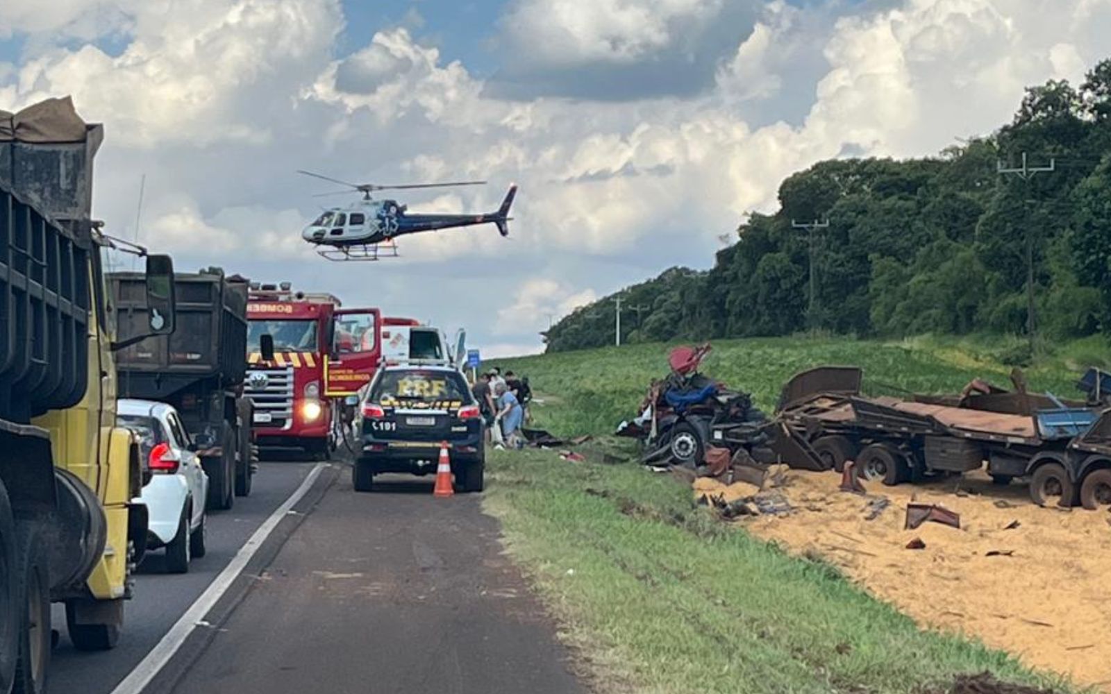 Motorista de caminhão gravemente ferido em acidente na BR-277 em Céu Azul