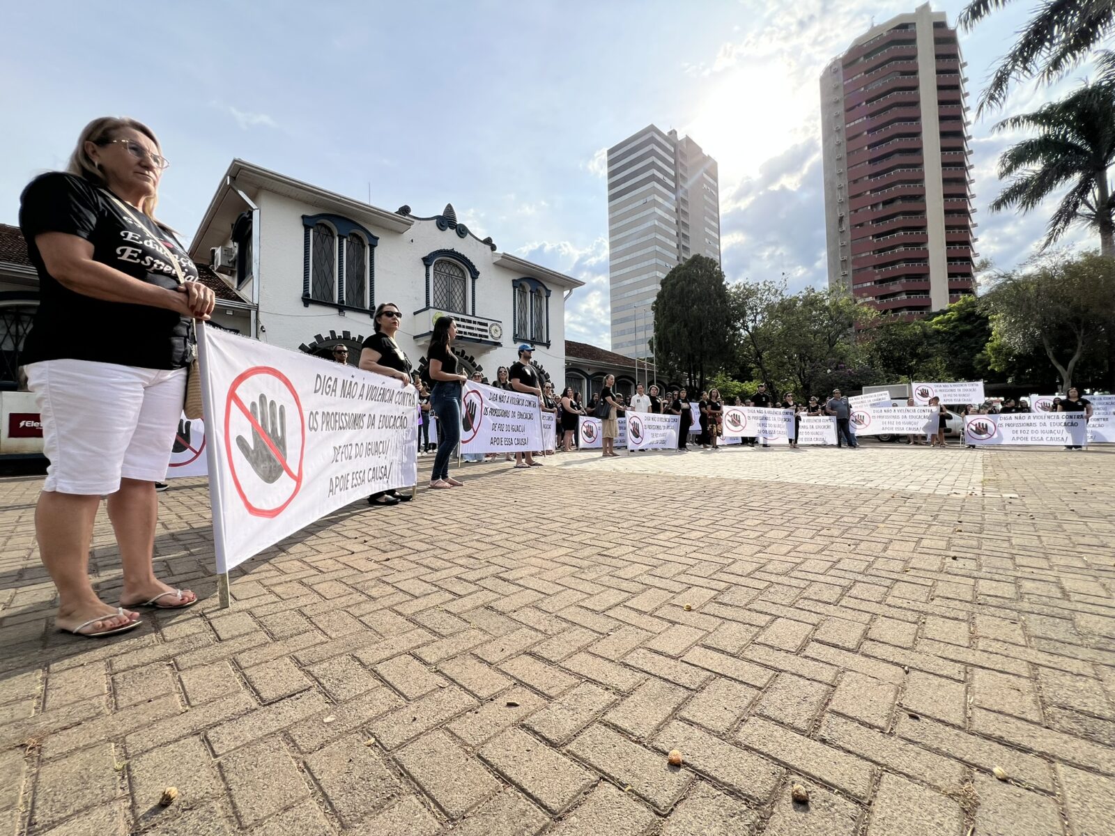 Mais de 150 profissionais se reuniram na Praca do Mitre no ato pelo Fim da Violencia contra Profissionais da Educacao.Assessoria 2