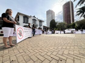 Mais de 150 profissionais se reuniram na Praca do Mitre no ato pelo Fim da Violencia contra Profissionais da Educacao.Assessoria 2