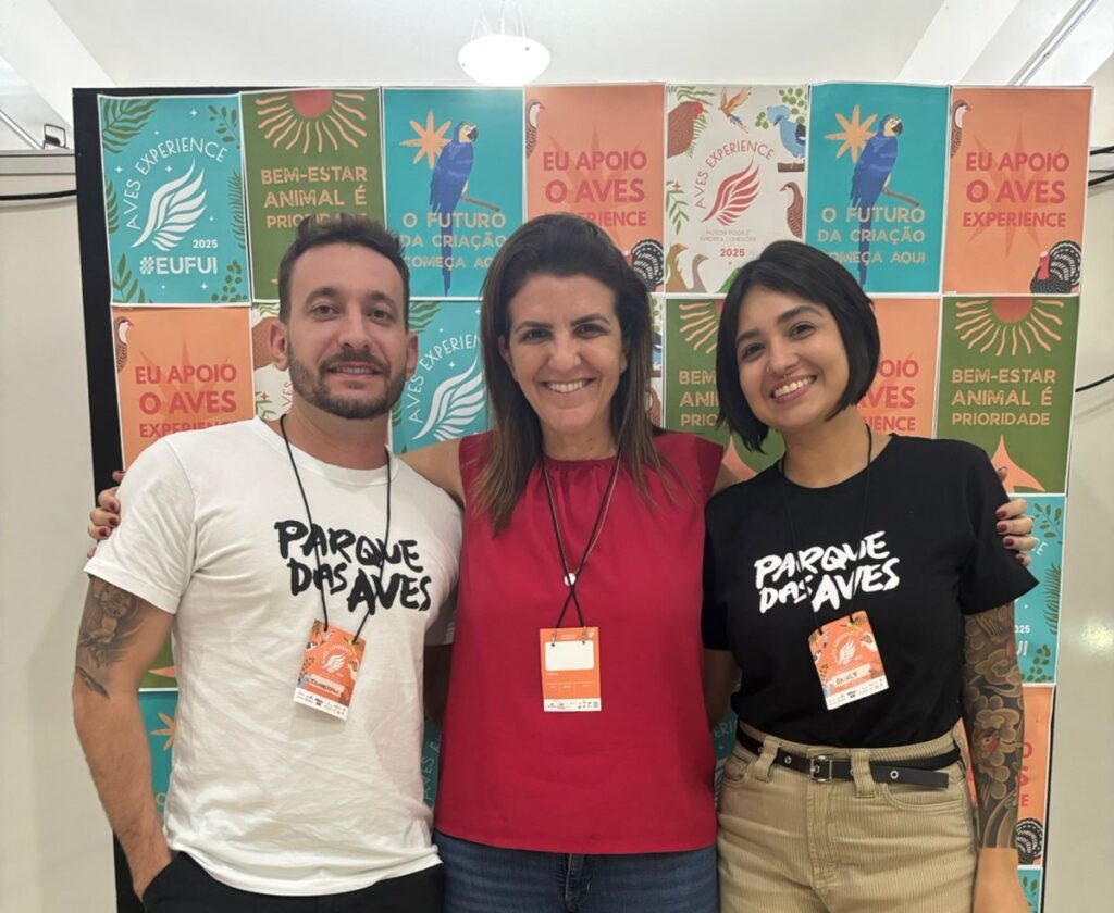 Da esquerda para a direita: Richarlyston Brandt, gerente de manejo, Paloma Bosso, diretora técnica e Analy Terme, técnica de manejo de neonatos. Foto: Divulgação/ Parque das Aves