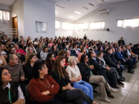 Lançamento reuniu diversos profissionais da Secretaria de Educação. Foto: Rafael Macri / PMM