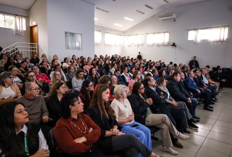 Lançamento reuniu diversos profissionais da Secretaria de Educação. Foto: Rafael Macri / PMM