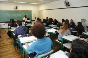 Neste ano, o Estado também possibilitou que 2 mil professores da rede ampliem suas jornadas de 20 para 40 horas. Foto: Hedeson Alves/Arquivo SEED