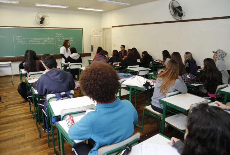 Neste ano, o Estado também possibilitou que 2 mil professores da rede ampliem suas jornadas de 20 para 40 horas. Foto: Hedeson Alves/Arquivo SEED