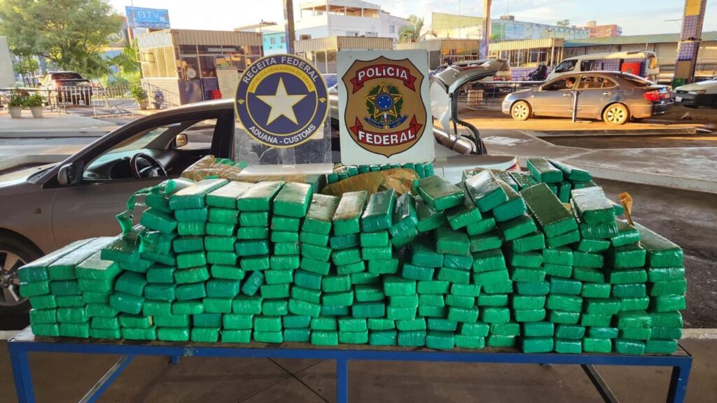 VÍDEO: Agente da Receita Federal descarrega maconha do bagageiro de veículo apreendido na Ponte da Amizade, em Foz do Iguaçu 2 maconha