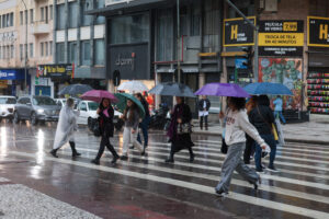Paraná registra raios e granizo: chuva diminui na sexta, mas ganha força no fim de semana.