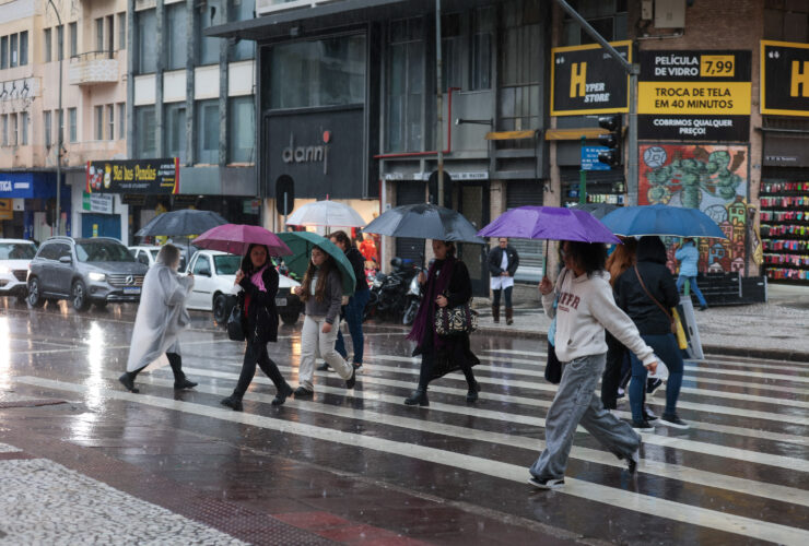 Paraná registra raios e granizo: chuva diminui na sexta, mas ganha força no fim de semana.