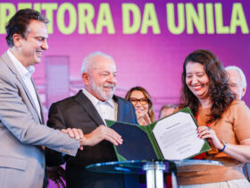 04.07.2023 - Presidente da República, Luiz Inácio Lula da Silva, durante cerimônia de assinatura do Protocolo de Intenções Itaipu/MEC/UNILA para retomada das obras do campus da Universidade Federal da Integração Latino-Americana (UNILA), e de posse da nova reitora. Hidrelétrica de Itaipu, Foz do Iguaçu - PR. Foto: Ricardo Stuckert/PR