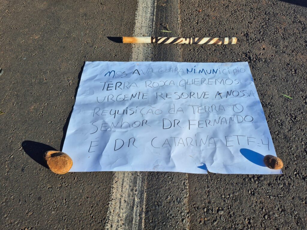 Indígenas interditam rodovia entre Guaíra e Terra Roxa na luta por demarcação de terras. Veja fotos! 2 indigenas 2
