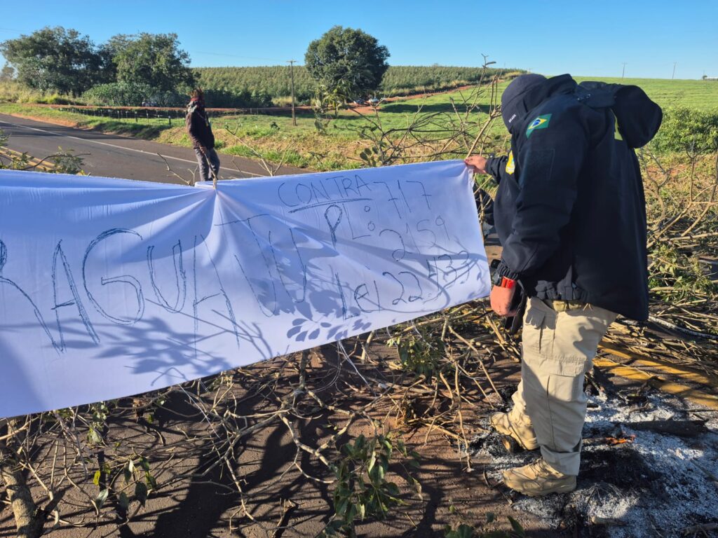 Indígenas interditam rodovia entre Guaíra e Terra Roxa na luta por demarcação de terras. Veja fotos! 3 indigenas 3