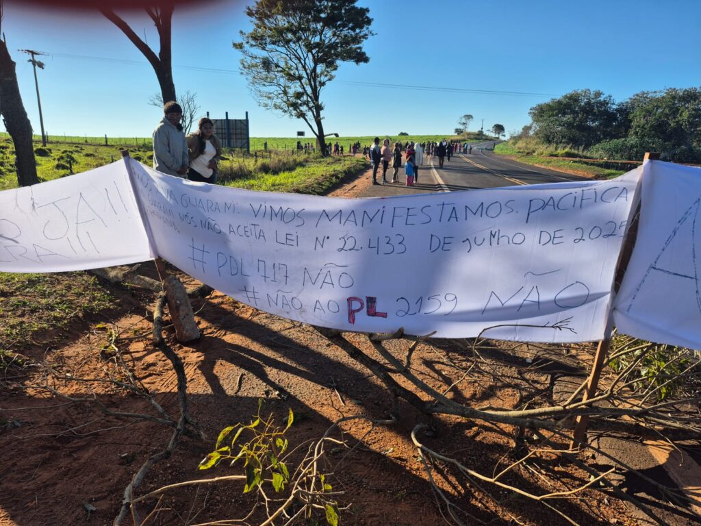 Indígenas interditam rodovia entre Guaíra e Terra Roxa na luta por demarcação de terras. Veja fotos! 4 indigenas 4