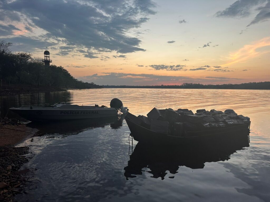 Embarcação com cigarros contrabandeados do Paraguai é apreendida em Itaipulândia, no Lago de Itaipu 2 cigarro no lago 1