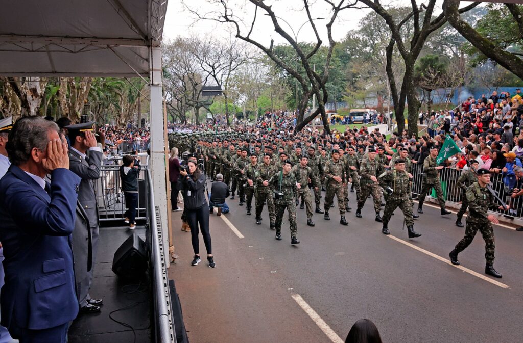 Mais de 15 mil pessoas participam do desfile de 7 de Setembro, na Avenida Paraná, em Foz do Iguaçu 2 desfile foz