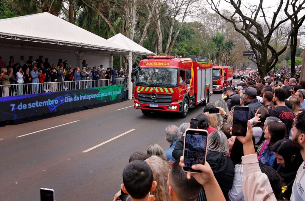 Mais de 15 mil pessoas participam do desfile de 7 de Setembro, na Avenida Paraná, em Foz do Iguaçu 3 desfile foz 2
