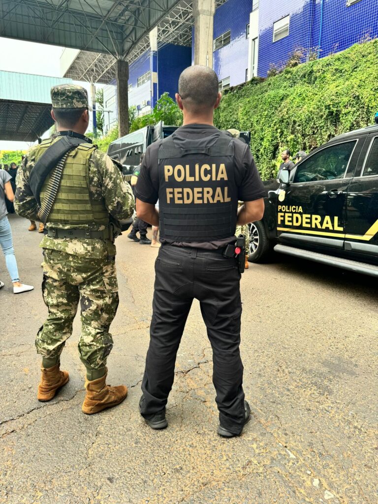 Preso no Paraguai e condenado a mais de 56 anos de prisão, homem retorna ao Brasil pela Ponte da Amizade 2 policia na ponte