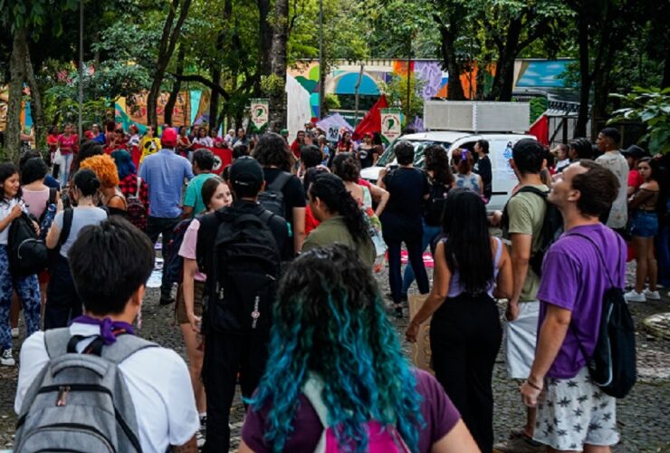 Ato publico em Foz do Iguacu pede o fim da jornada 6 por 1