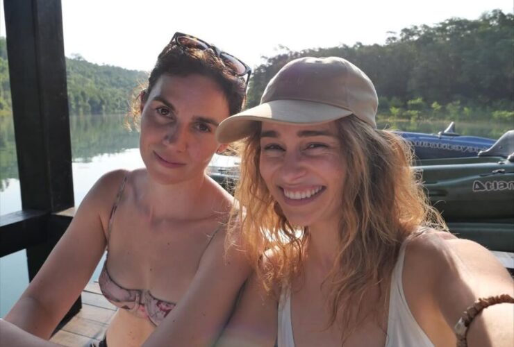 emilia clarke argentina iguazu selfie.jpg 1068x802 1