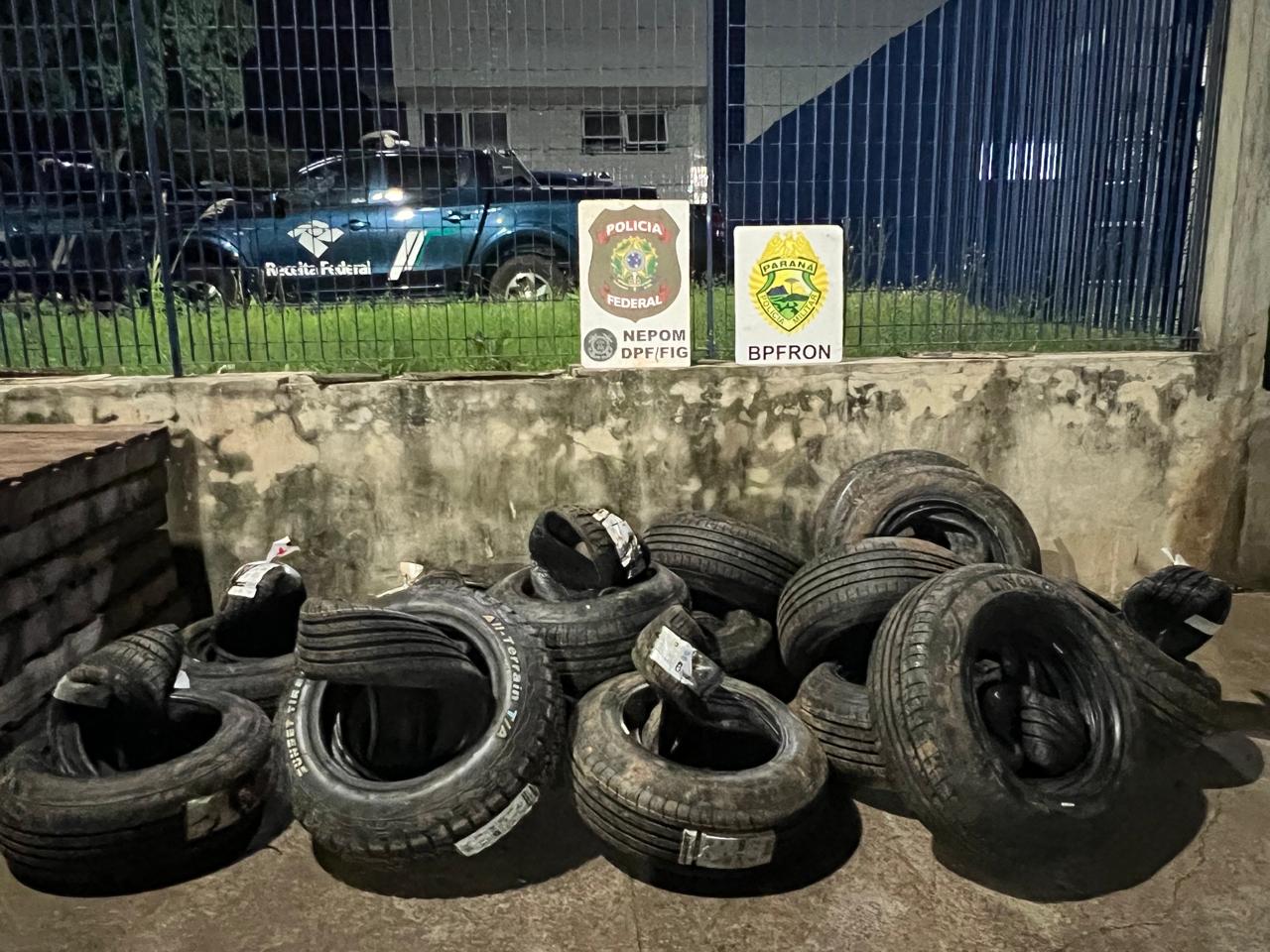 Mais de 70 pneus contrabandeados do Paraguai são apreendidos em depósito perto do rio Paraná, em Foz do Iguaçu 1 pneus apreendidos