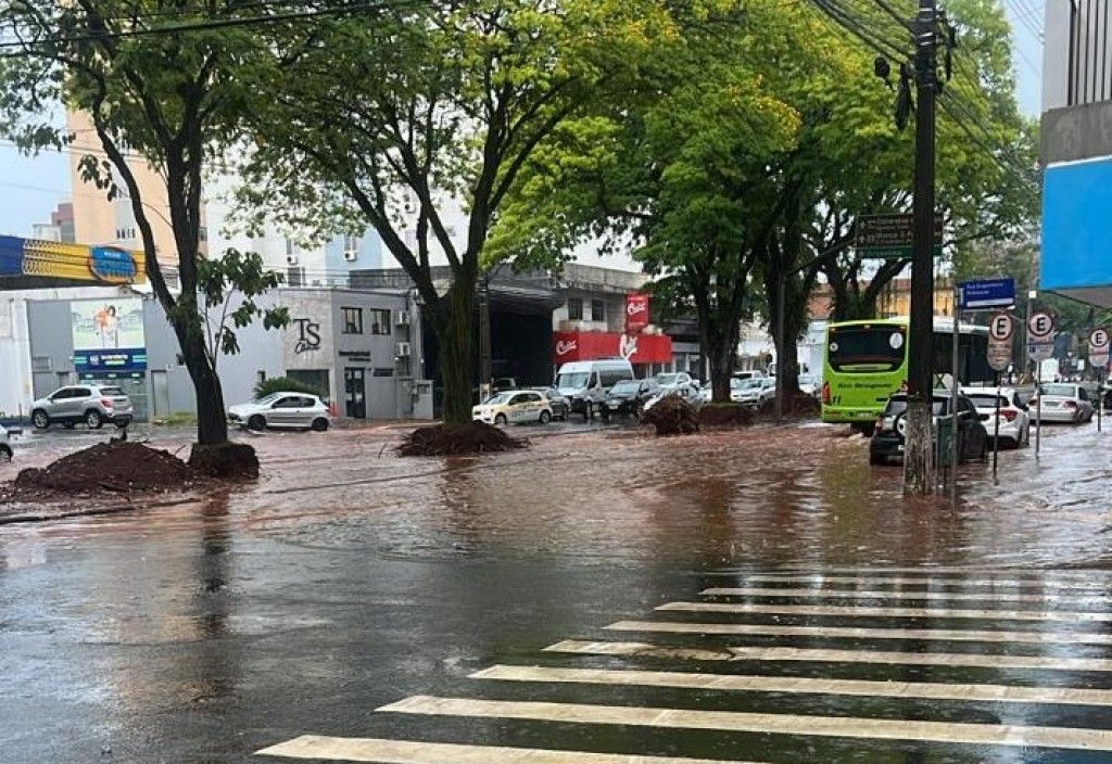 Temporal provoca alagamentos e danos em diferentes bairros de Foz do Iguaçu 1 temporal provoca alagamentos e danos em diferentes bairros de foz do iguacu 6901231084be2