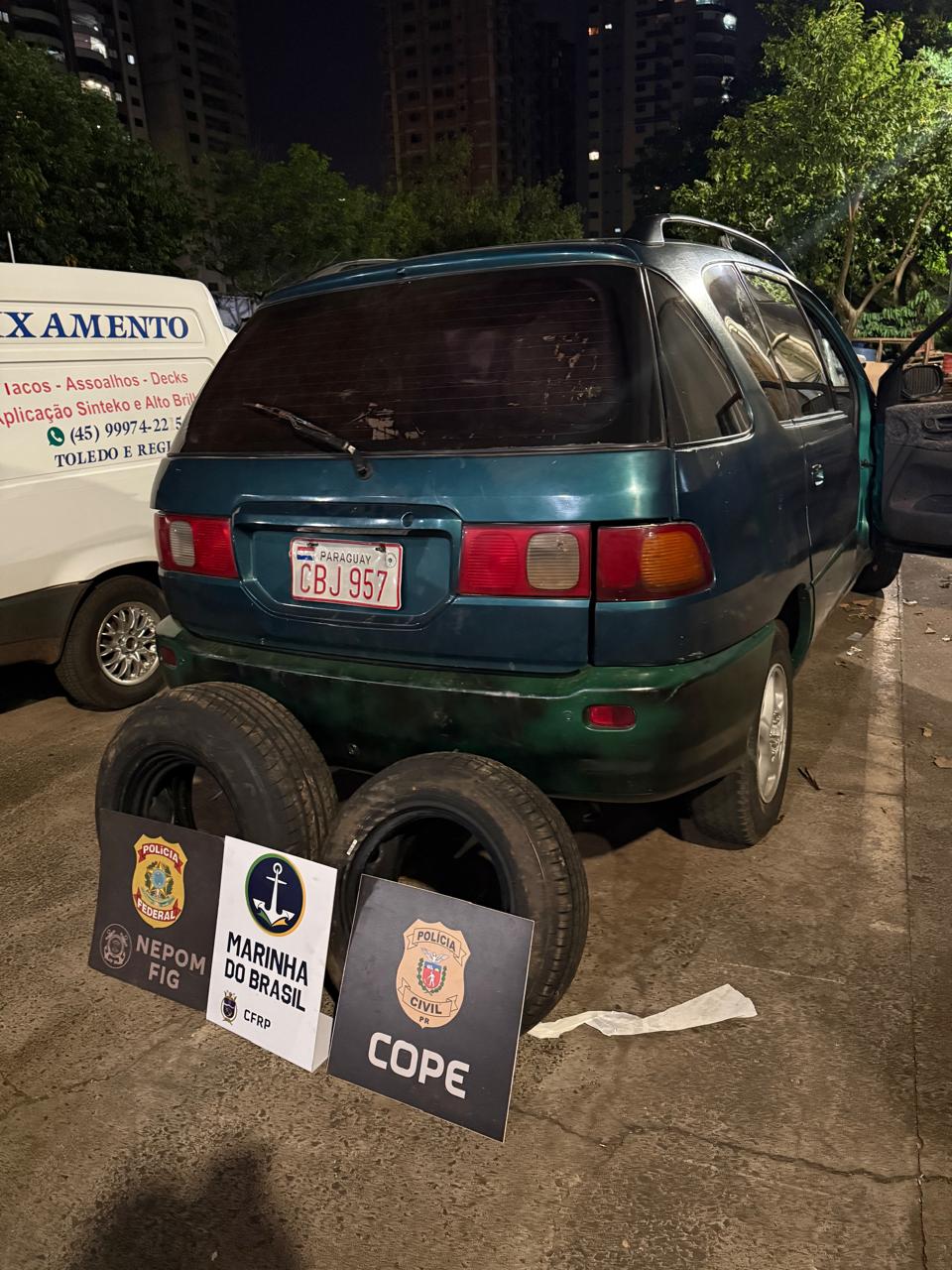 Contrabandistas abandonam veículo com placas do Paraguai próximo ao rio Paraná após perceberem a presença policial 1 van paraguai