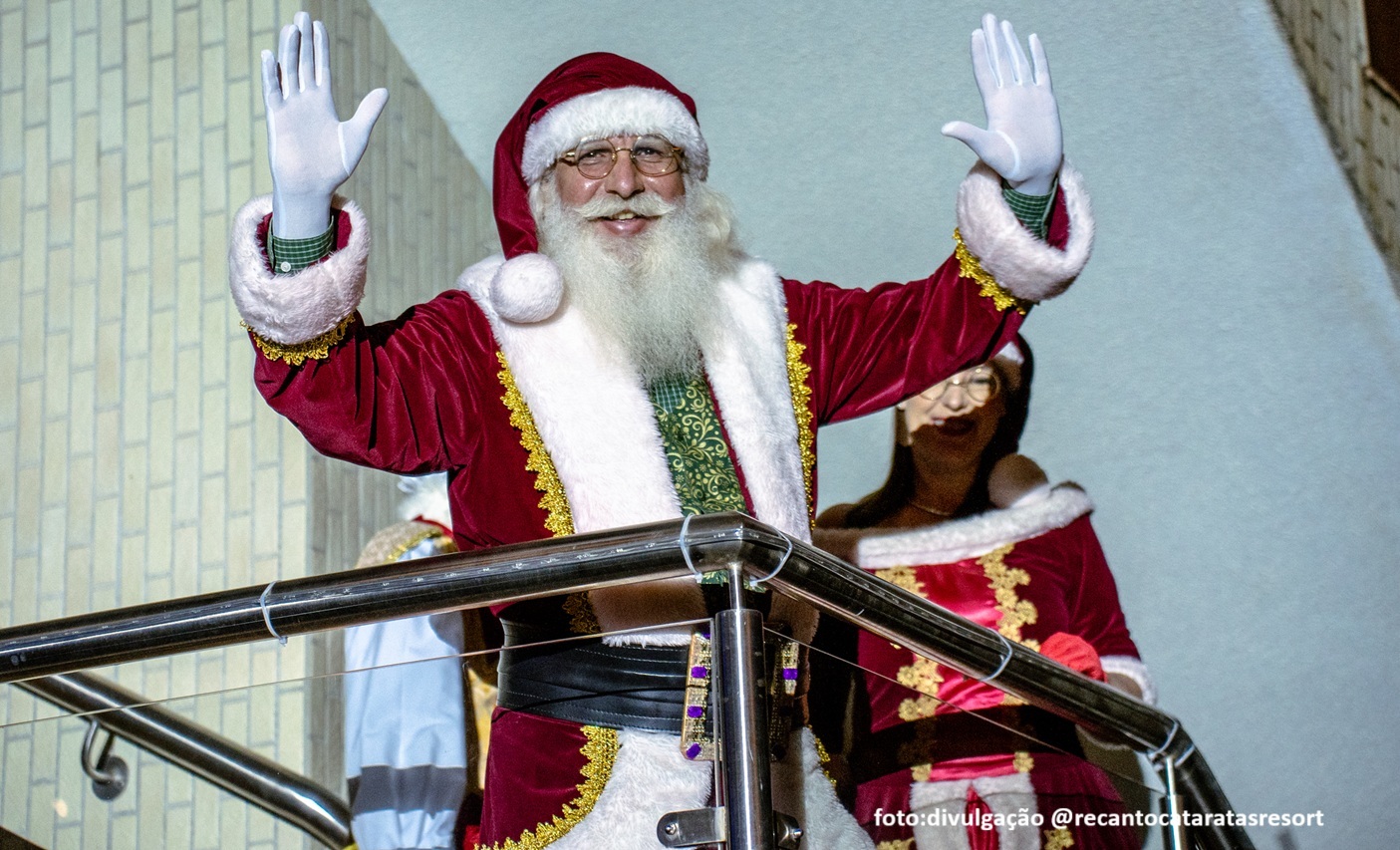 Recanto Cataratas inicia celebrações de fim de ano com o Natal das Luzes Encantadas 1 459316 1180773 papai noel no recanto cataratas foto mkt recanto cataratas
