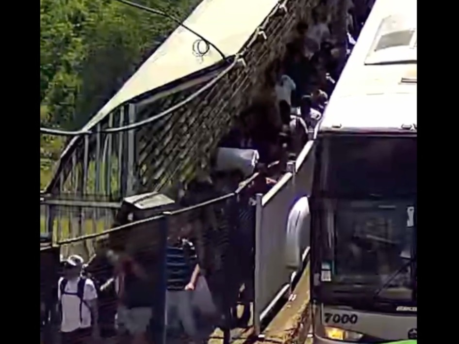 Vídeo mostra um “formigueiro” de pessoas retornando a Foz do Iguaçu a pé pela passarela da Ponte da Amizade 1 IMG 20251121 WA0009