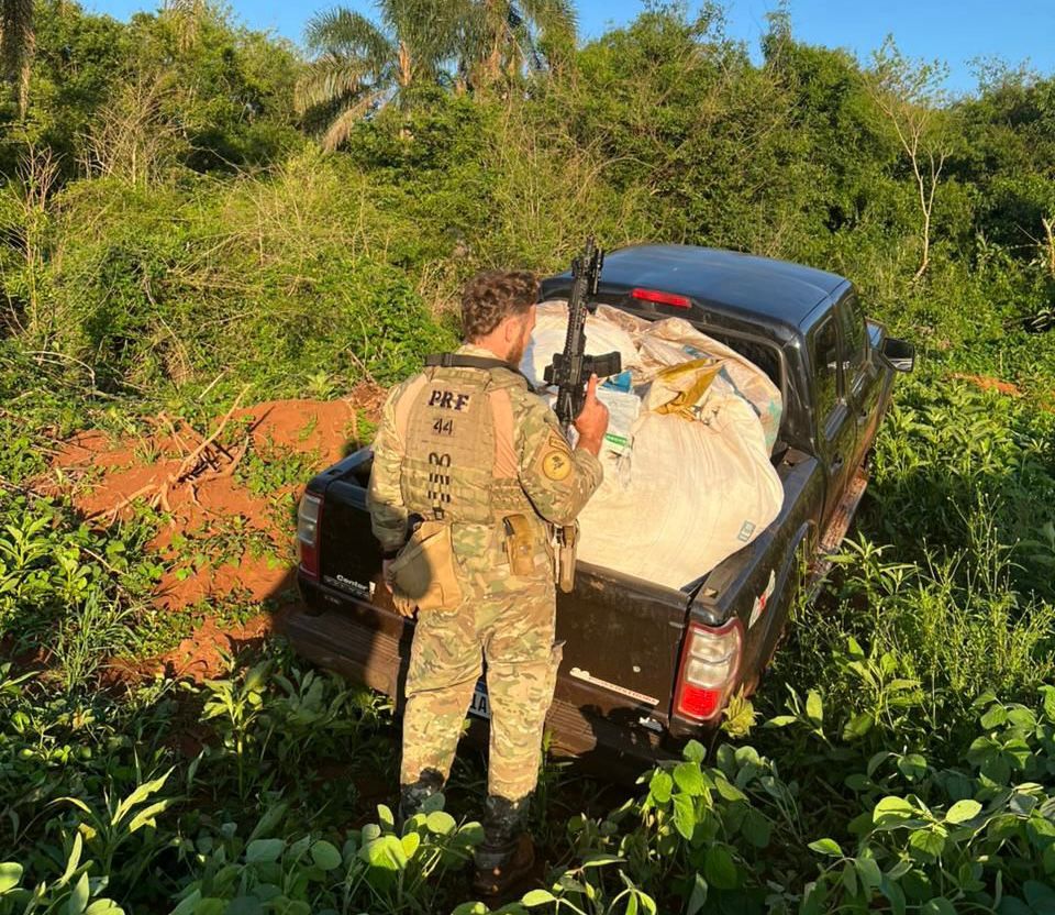 Contrabandista abandona caminhonete lotada de agrotóxicos contrabandeados após perseguição no Oeste do Paraná 1