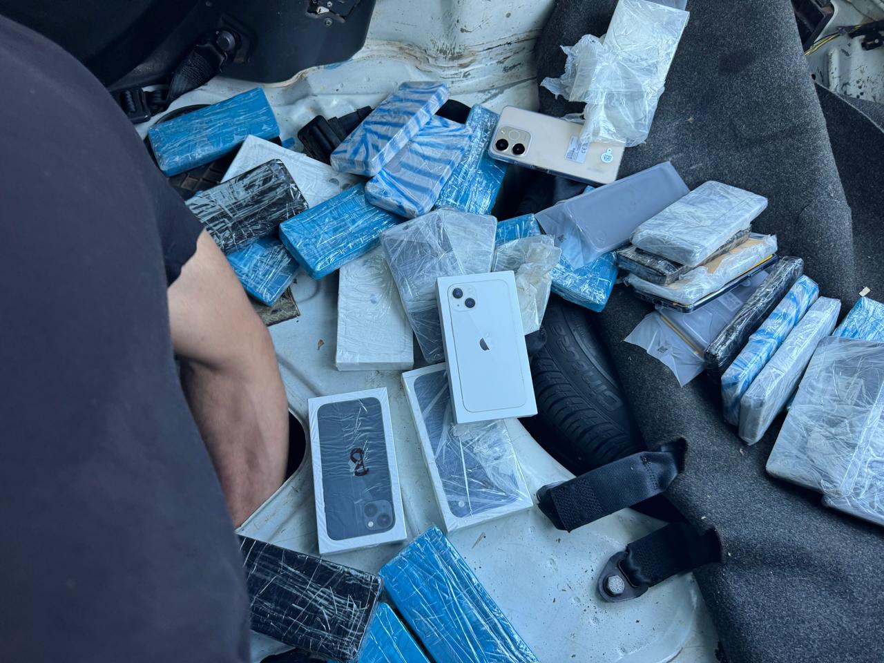 Mais de R$ 840 mil em smartphones e outras mercadorias irregulares é apreendido em fiscalizações na BR-277 1 apreensao smartphone