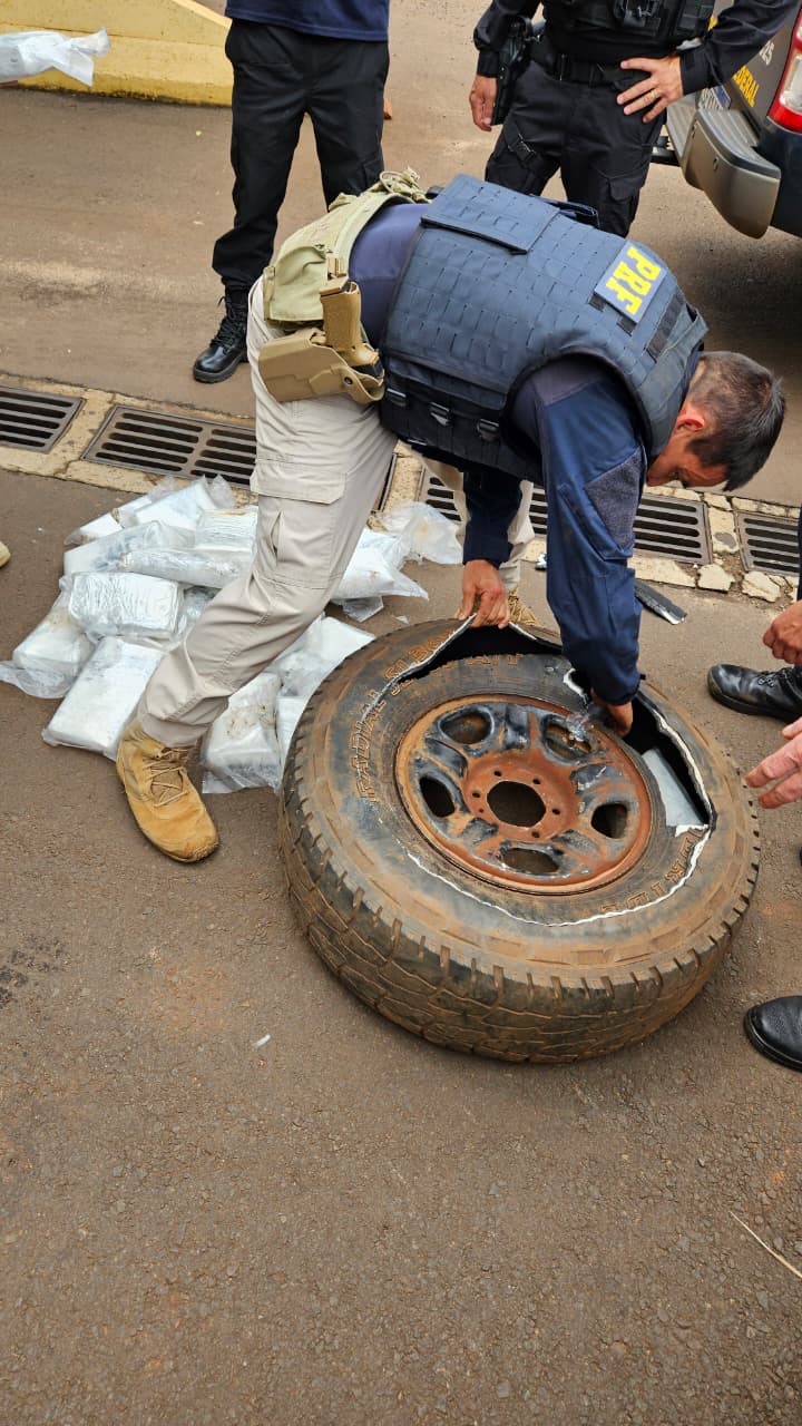 Vídeos registram apreensão de 78,5 kg de cocaína durante treinamento das forças de segurança em Guaíra 1 cocaina pneu 1