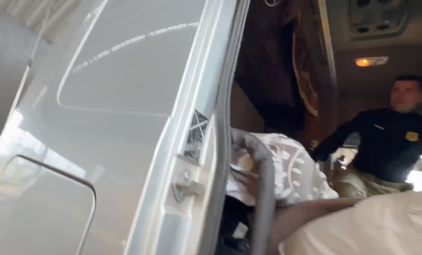 Vídeo mostra fundo falso de carreta apreendida em Guaíra, que levava 500 celulares para Brasília (DF) 1 fundo falso carreta