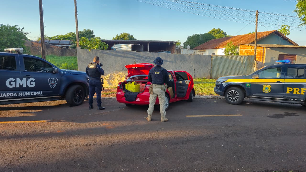 Em uma hora, PRF apreende mais de 360 quilos de maconha em Guaíra e Alto Paraíso. Traficantes fugiram a pé; um foi preso 1 maconha